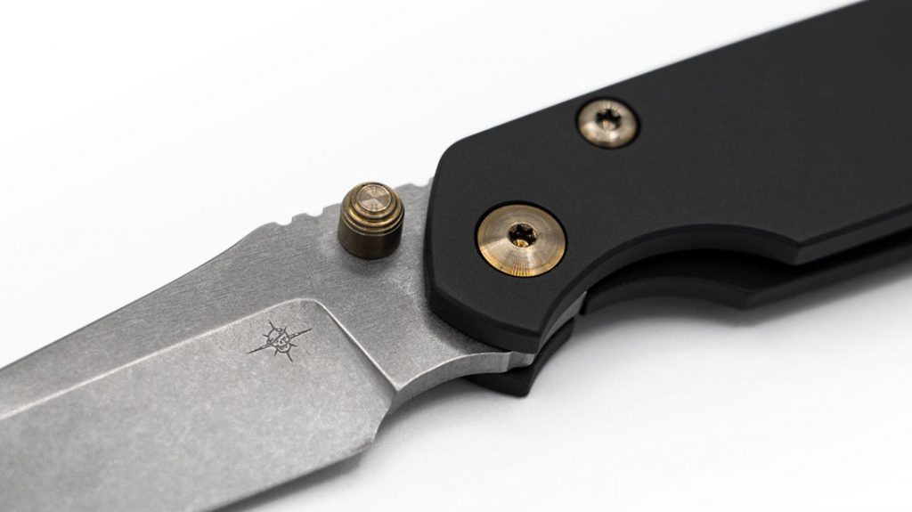 The Toor Knives Sangin Instruments Admiral features beautiful gold annodized titanium hardware.