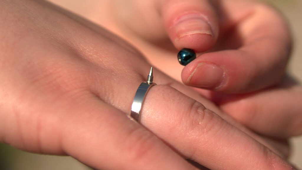 To reveal the blade on the Chrome self-defense ring, unscrew the top.