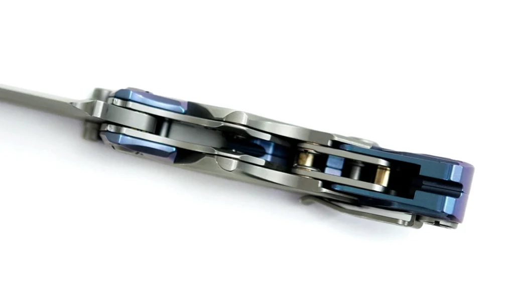 When you look inside the Rike Knife Alkaid, there is a series of intricate linkage mechanisms.