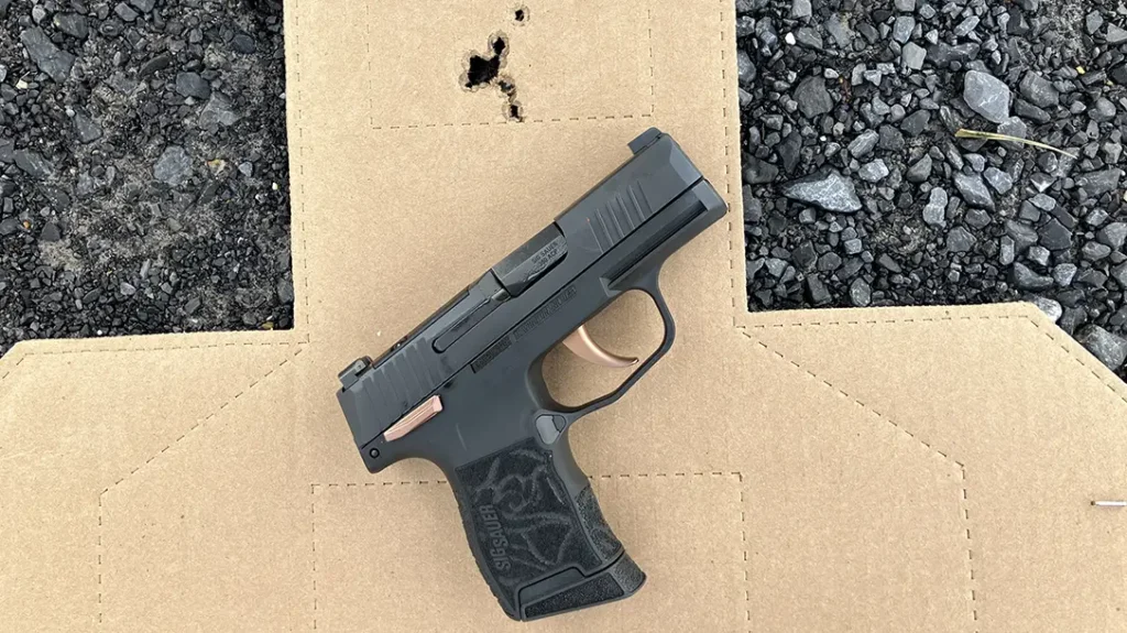 With the SIG Sauer P365 380 ROSE, you do not have the feeling you are compromising on performance as generated with other micro compacts.