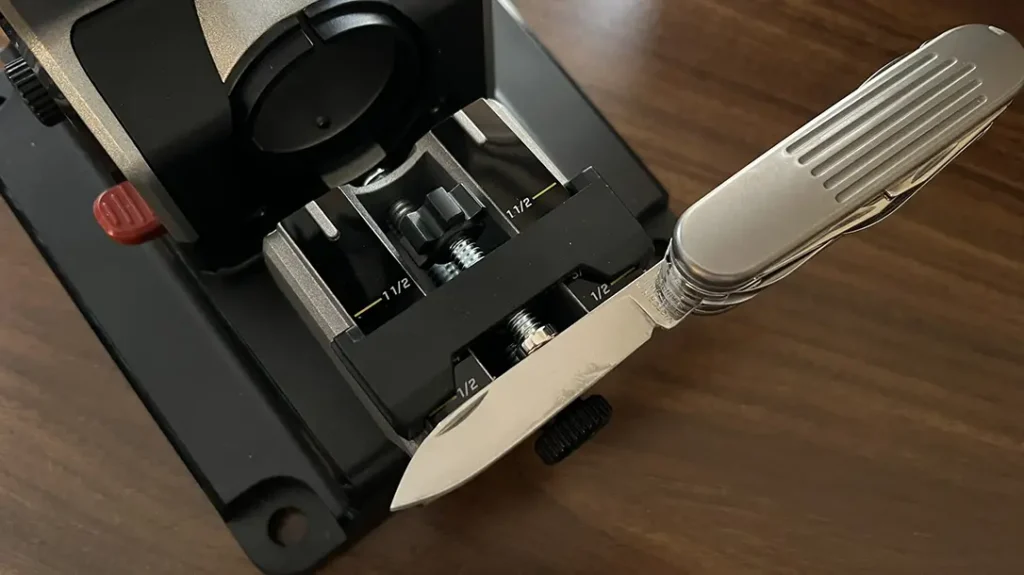 Another ingenious inclusion is the small knife table for Swiss Army knives or small slipjoints.