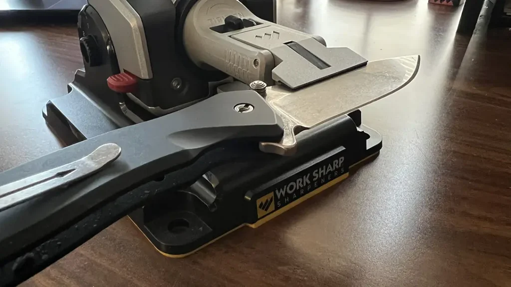 The first step is to secure your knife’s blade into the V-Block Clamp using the tightening dial behind the clamp.