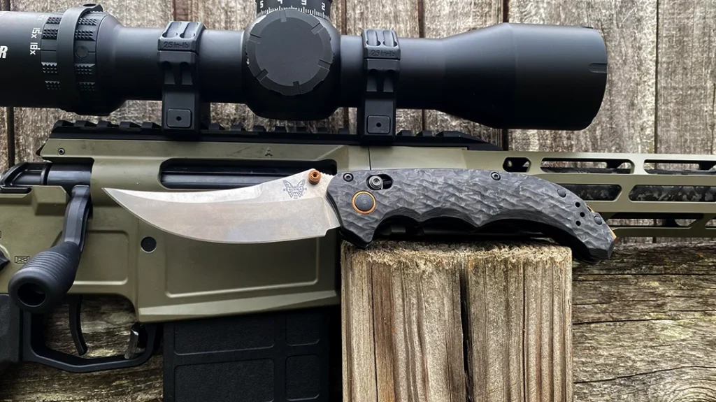 The knife fits into any EDC scenario, easily.