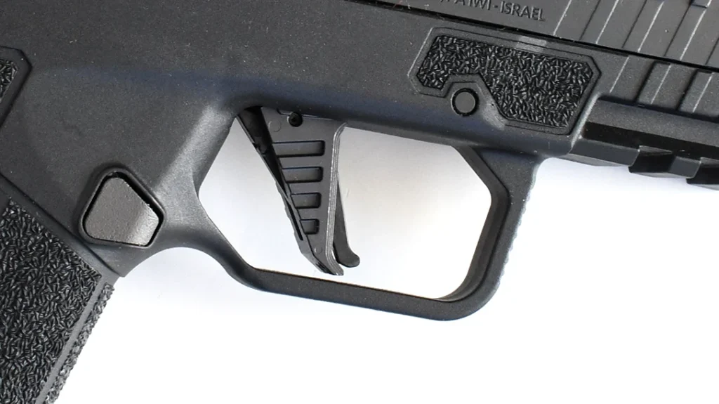 The IWI Masada Slim Elite comes with the typical striker-trigger that’s equipped with a bladed safety.