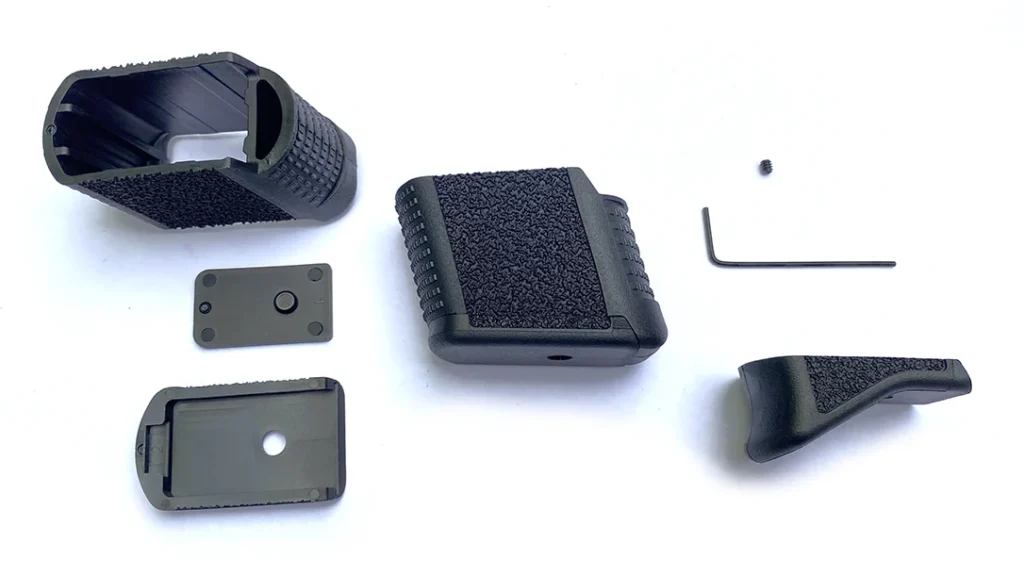 For a more secure hold, the sides of the grip frame and magazine bases are nicely stippled.